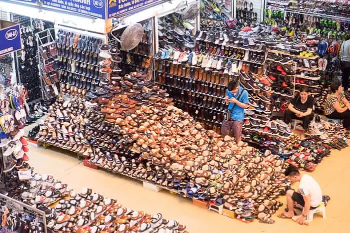 Đánh Giá Chi Tiết: Có Nên Mua Buôn Giày Dép Tại Chợ Đồng Xuân?