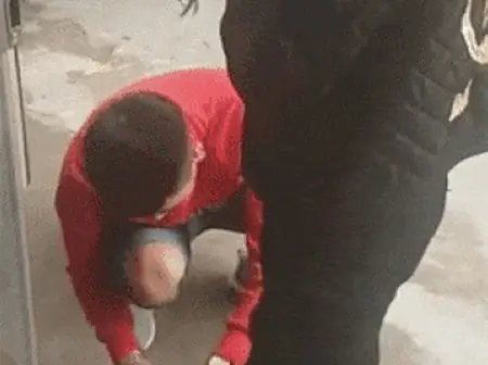 Mối Quan Hệ Và Hành Động Nhỏ: Ý Nghĩa Sâu Xa Khi Bạn Trai Buộc Dây Giày Cho Bạn Gái