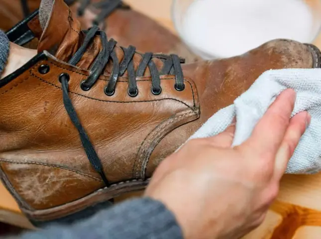 Các Bước Bảo Quản Giày Tại Nhà Để Không Bị Mốc Hiệu Quả