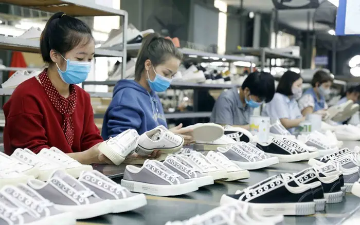 Bỏ C Cục Nước Vào Giày Có Giúp Giày To Hơn Không? Sự Thật Đằng Sau