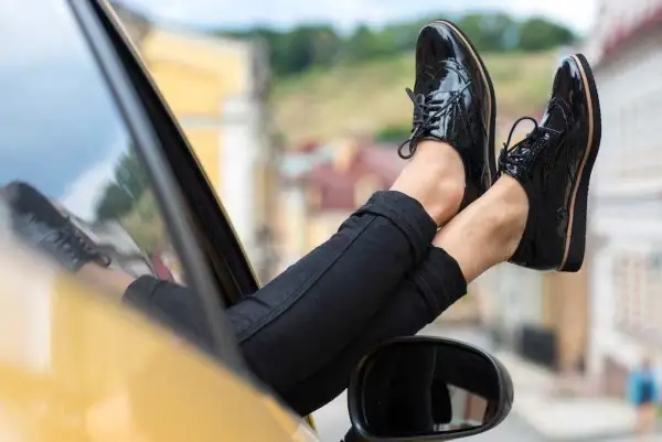 Đánh Giá Chi Tiết Bộ Vệ Sinh Giày Thể Thao Trắng Tiki: Nên Mua Loại Nào?