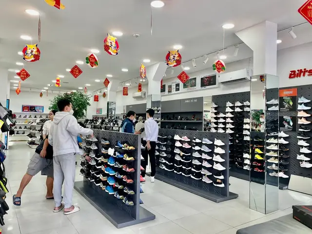 Các Kiểu Giày Nam Trung Niên Thương Hiệu Nào Đáng Đầu Tư Nhất Hiện Nay?
