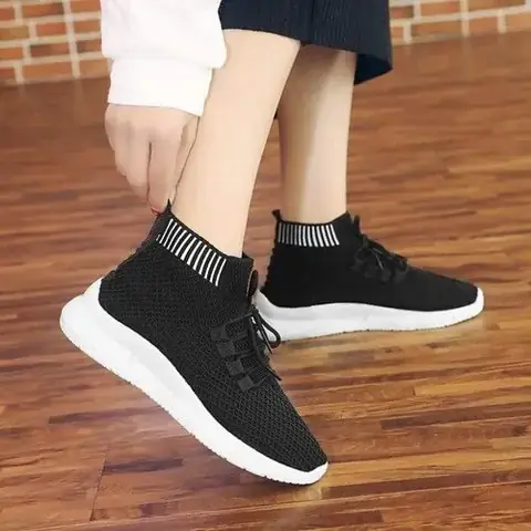 Đánh Giá Chi Tiết Các Kiểu Giày Thể Thao Cao Cổ Nữ: Nên Chọn Phong Cách Nào Cho Từng Mục Đích?