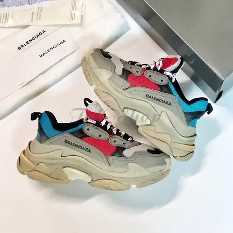 Khám Phá Các Màu Giày Balenciaga Triple S Màu Xanh: Cẩm Nang Chi Tiết Cho Người Sành Điệu