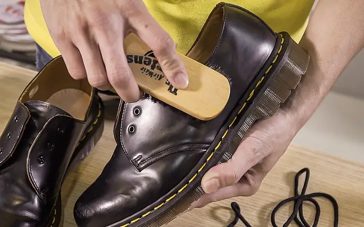 Cách Bảo Quản Giày Da Dr. Martens Cổ Cao Đúng Chuẩn Để Bền Đẹp Theo Thời Gian Cách Bảo Quản Giày Da Dr. Martens Cổ Cao Đúng Chuẩn Để Bền Đẹp Theo Thời Gian