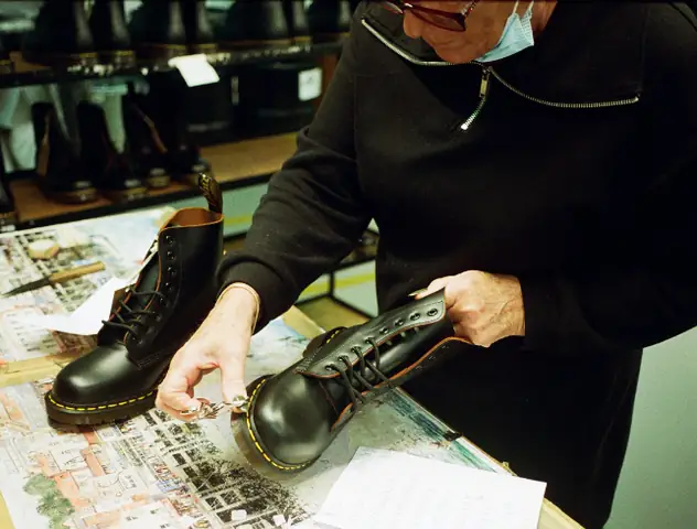 Cách Bảo Quản Giày Da Dr. Martens Cổ Cao Đúng Chuẩn Để Bền Đẹp Theo Thời Gian Cách Bảo Quản Giày Da Dr. Martens Cổ Cao Đúng Chuẩn Để Bền Đẹp Theo Thời Gian