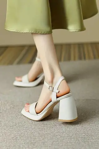 Cẩm Nang Lựa Chọn Giày Cao Gót Cho Người Có Bàn Chân Rộng: Bí Quyết Tôn Dáng Và Che Khuyết Điểm
