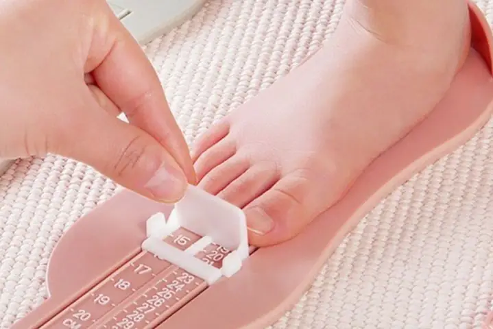 Cách Đo Chân Chọn Size Giày Cho Bé Chuẩn Tại Nhà, Không Lo Bị Chật Hay Rộng