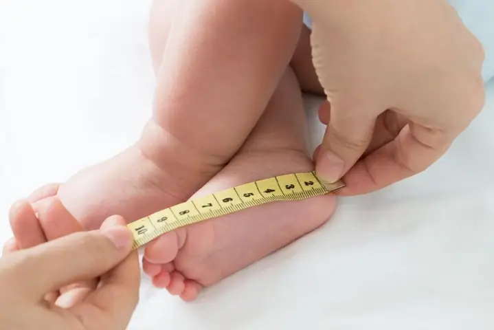 Cách Đo Chân Chọn Size Giày Cho Bé Chuẩn Tại Nhà, Không Lo Bị Chật Hay Rộng