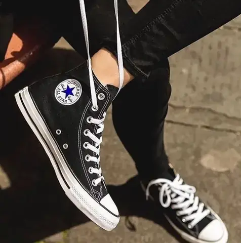 Cách Đổi Dây Giày Convers Màu Đen Thành Màu Trắng