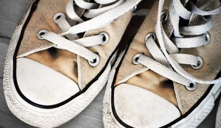 Cách Giặt Giày Converse Đen Không Bị Phai Màu: Cẩm Nang Toàn Tập