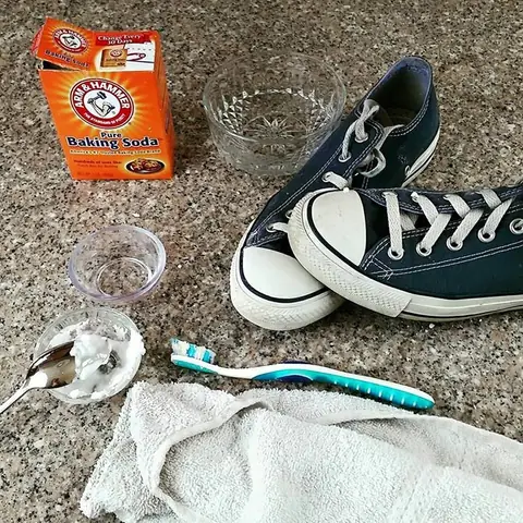 Cách Giặt Giày Converse Không Bị Phai Màu: Cẩm Nang Toàn Diện Dành Cho Người Yêu Giày