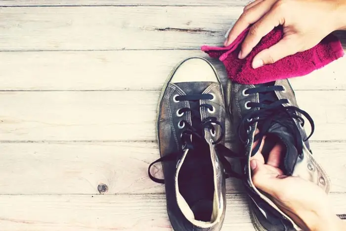 Cách Giặt Giày Converse Không Bị Phai Màu: Cẩm Nang Toàn Diện Dành Cho Người Yêu Giày