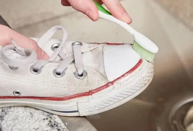Các Phương Pháp Giặt Giày Converse Trắng Bị Ố Vàng Hiệu Quả Tại Nhà