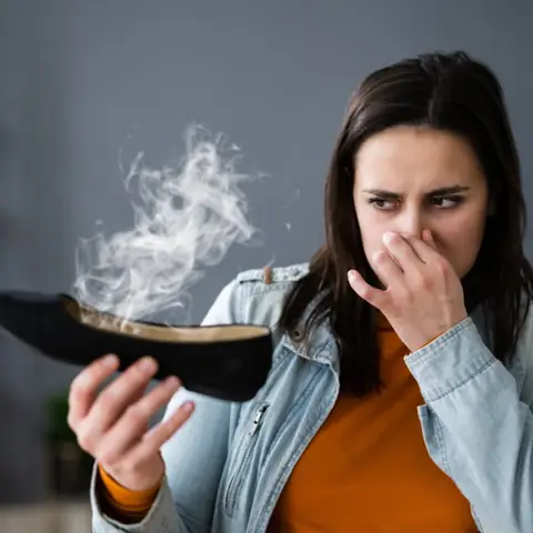 Cẩm Nang Toàn Tập: Các Bước Xử Lý Và Giặt Giày Da Bị Ám Mùi Hiệu Quả