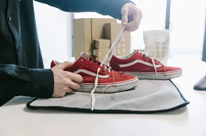 Cách Giặt Giày Vans Không Bị Phai Màu: Cẩm Nang Toàn Tập Dành Cho Tín Đồ Sneakerhead Cách Giặt Giày Vans Không Bị Phai Màu: Cẩm Nang Toàn Tập Dành Cho Tín Đồ Sneakerhead