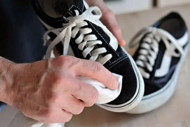 Cách Giặt Giày Vans Trắng Không Bị Ố Vàng