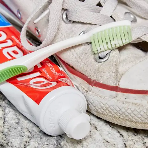 Cách Giặt Giày Vans Trắng Không Bị Ố Vàng