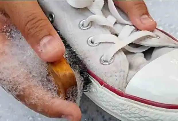 Cách Giặt Giày Yz Trắng Không Bị Ố: Cẩm Nang Toàn Tập Dành Cho Sneakerhead