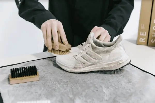 Cách Làm Sạch Bên Trong Giày Da Adidas Trắng