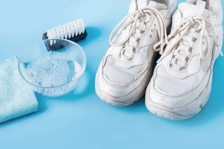 Cách Làm Sạch Giày Da Lộn Màu Trắng