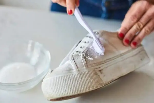 Cách Làm Sạch Giày Trắng Không Cần Giặt: 5 Phương Pháp Hiệu Quả Ngay Tại Nhà