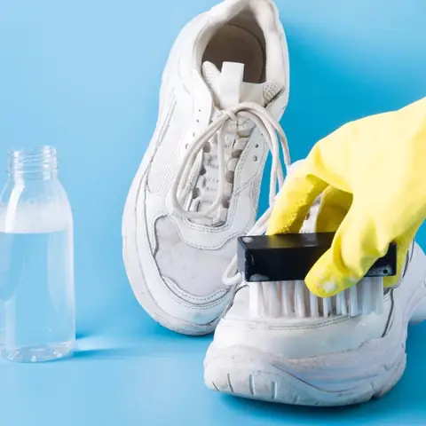 10+ Cách Làm Sạch Vết Bẩn Trên Giày Vải Hiệu Quả Ngay Tại Nhà