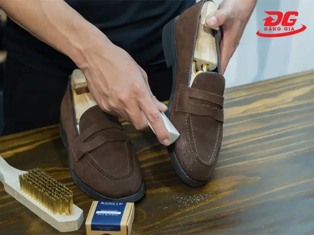 Cẩm Nang Toàn Tập: Cách Lấy Lại Màu Cho Giày Da Lộn Tại Nhà Đơn Giản Và Hiệu Quả