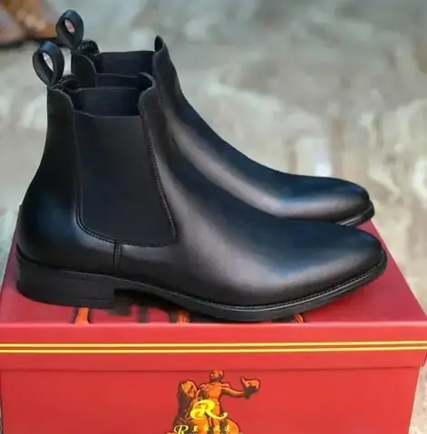 Cách Phân Biệt Giày Chelsea Boot Thật Giả: Cẩm Nang Chi Tiết Cho Người Mua Thông Thái