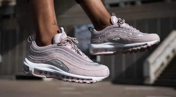 Top 10 Kiểu Phối Đồ Cực Chất Với Giày Nike Đen Nữ