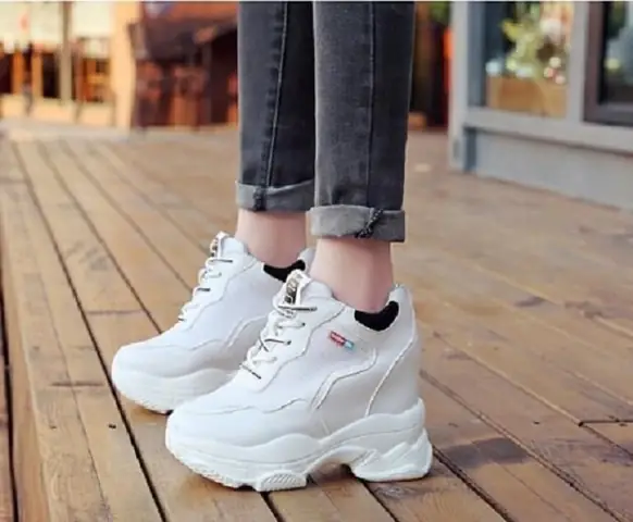Kinh Nghiệm Mix Đồ Chuẩn Style Cùng Giày Thể Thao Đế Cao Cho Nữ