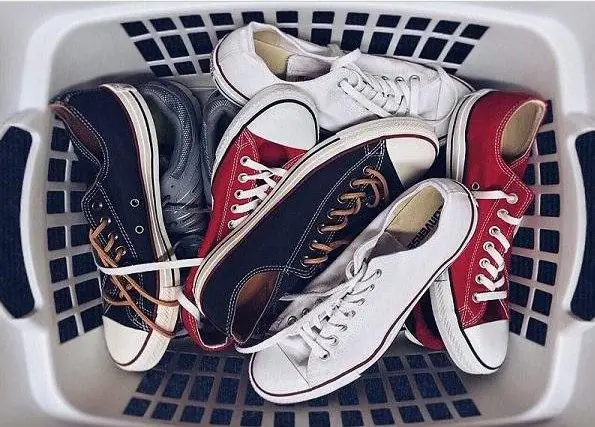 Cách Tẩy Vết Bẩn Trên Giày Bằng Nước Rửa Móng Tay Hiệu Quả Nhất