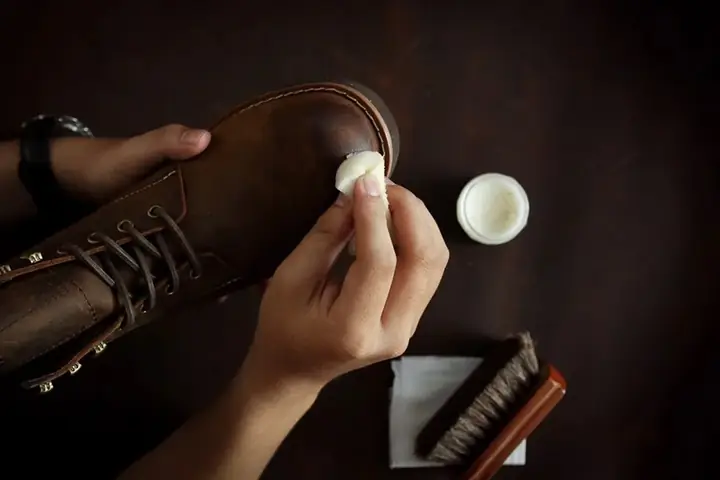 Cách Tẩy Xi Đánh Giày Trên Da Sáp Hiệu Quả Và An Toàn