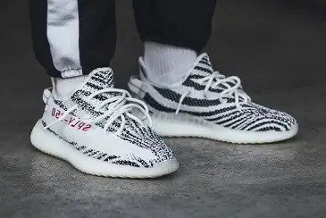 Các Bước Thắt Dây Giày Yeezy 350 V2 Sừng Trâu Đẹp Và Chuẩn Nhất