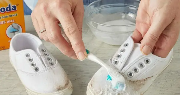 Cách Vệ Sinh Giày Lacoste Khi Dính Bẩn