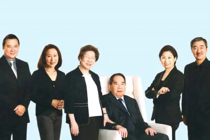 Câu Chuyên Người Cha Bán Dù Bán Giày: Hành Trình Từ Những Bước Chân Thầm Lặng