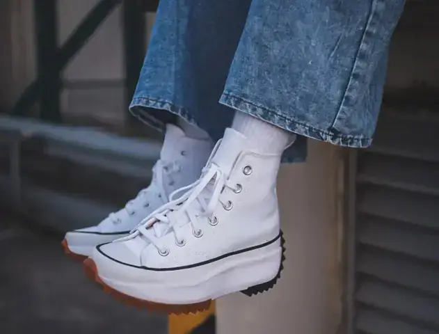 Có Nên Đi Giày Converse Cổ Cao Khi Chân To? Bí Quyết Phối Đồ Vượt Khó