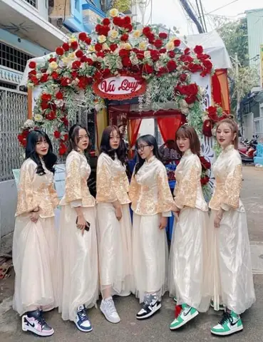Có Nên Mang Giày Thể Thao Đi Đám Cưới? Cẩm Nang Mix & Match Sang Chảnh Cho Mọi Vai Trò