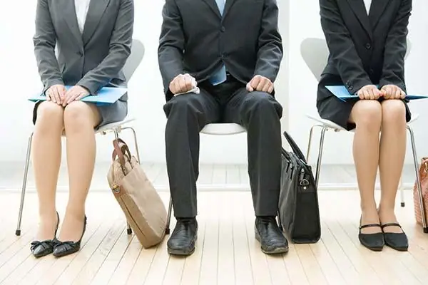 Có Nên Mang Giày Thể Thao Đi Phỏng Vấn? Lời Khuyên Từ Chuyên Gia Phong Cách