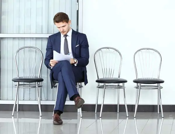 Có Nên Mang Giày Thể Thao Đi Phỏng Vấn? Lời Khuyên Từ Chuyên Gia Phong Cách