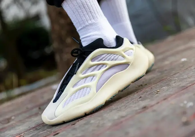 Top 5 Mẫu Giày Yeezy 700 Cho Nam: Đánh Giá Chi Tiết Về Phong Cách & Độ Phù Hợp