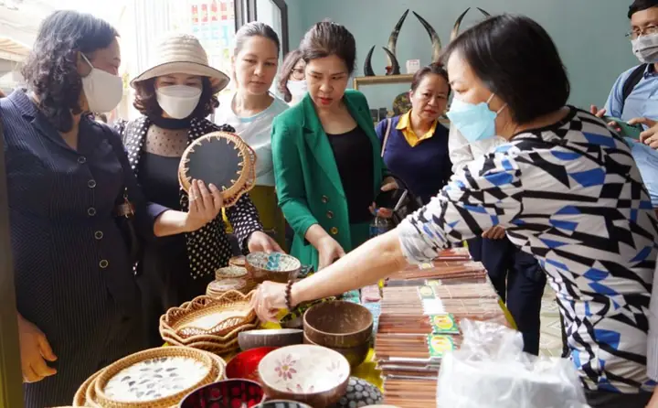 Đánh Giá Chi Tiết Về Cơ Sở Sản Xuất Giày Da Phú Xuyên: Uy Tín, Chất Lượng Và Giá Trị