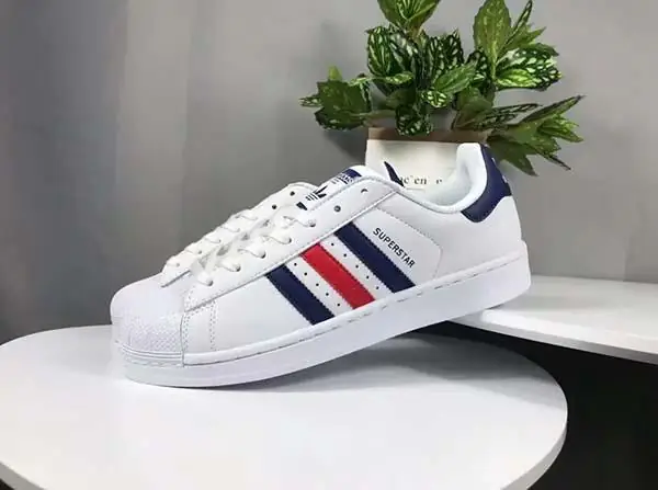 Đánh Giá Adidas Superstar: Liệu 'vỏ Sò' Huyền Thoại Có Xứng Đáng Trong Tủ Giày Của Bạn? Đánh Giá Adidas Superstar: Liệu 'vỏ Sò' Huyền Thoại Có Xứng Đáng Trong Tủ Giày Của Bạn?