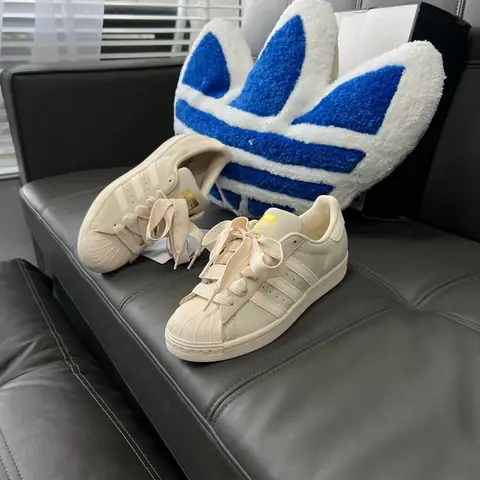 Đánh Giá Chi Tiết: Giày Adidas Superstar Nữ Chính Hãng Giá Bao Nhiêu Và Có Đáng Mua Không?
