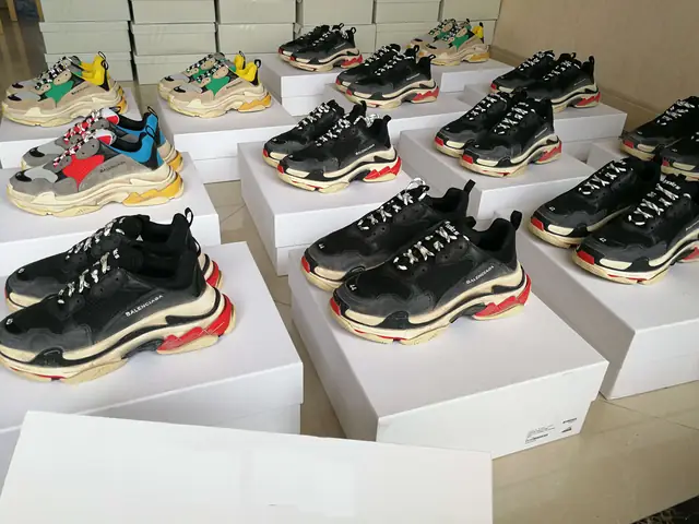 Review Chi Tiết Giày Balenciaga Triple S: Giá Chính Hãng, Chất Lượng & Lựa Chọn Thay Thế