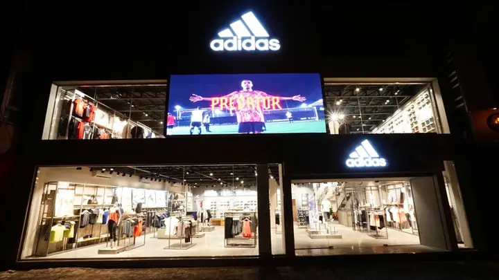 Top 19 Cửa Hàng Bán Giày Đá Bóng Adidas & Nike Chính Hãng Uy Tín Nhất Tại Hà Nội (2026)