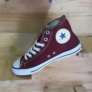 Top 5+ Giày Converse Nữ Cổ Cao Màu Đỏ Đô: Review Chi Tiết & Lời Khuyên Chọn Mua
