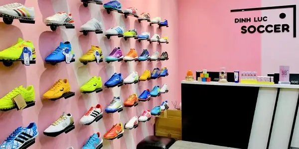 Top 10+ Mẫu Giày Đá Bóng Giá Rẻ Tại Hà Nội Cho Người Chơi Phong Trào