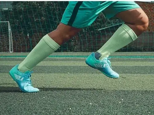 Đánh Giá Chi Tiết: Giày Futsal Có Đá Sân Cỏ Nhân Tạo Được Không?