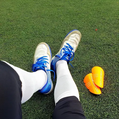 Đánh Giá Chi Tiết: Giày Futsal Có Đá Sân Cỏ Nhân Tạo Được Không?